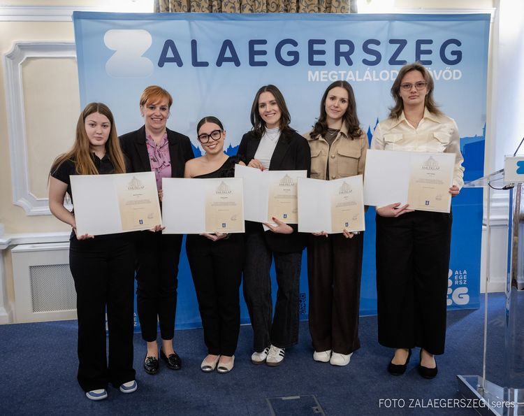 Jutalomátadó ünnepség, a város Dísztermében