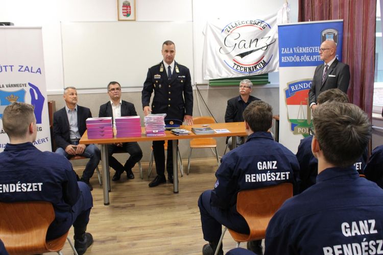 Ifjú polgárőrök avatása