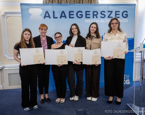 Jutalomátadó ünnepség, a város Dísztermében